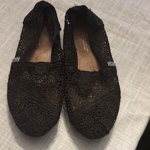 TOMS Women's Elegant Black Lace Flats